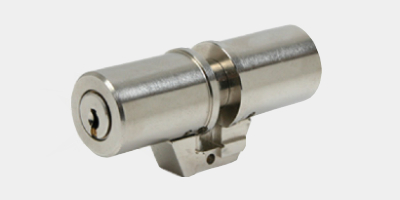 Serrure à larder avec un cylindre double entréese monobloc