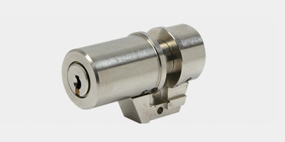 Serrure à larder avec un demi-cylindree monobloc