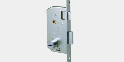 Serrure à larder avec cylindre monobloc